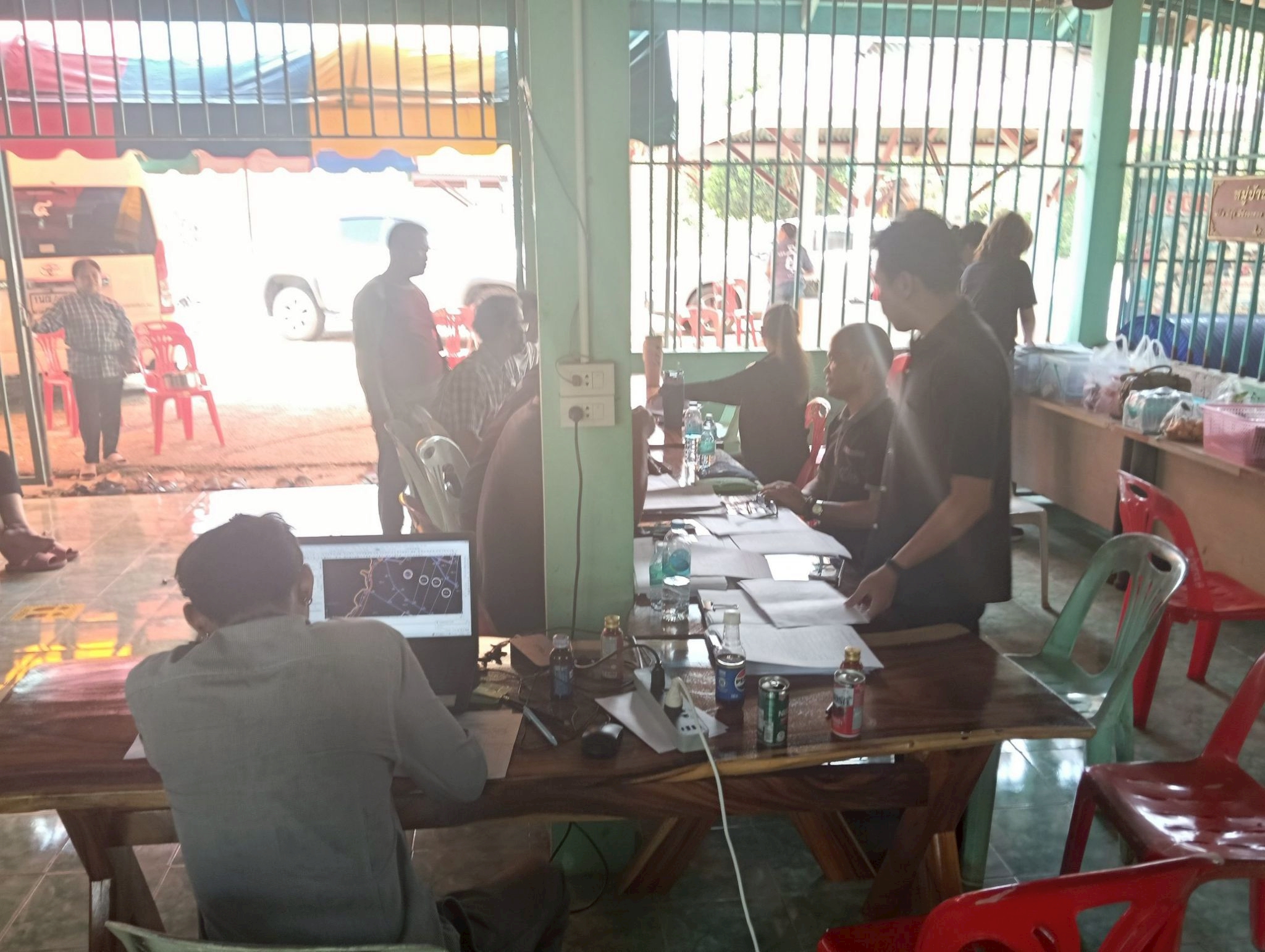 title - วันที่ 1 เมษายน 2569 นายวิทูล ประดิษฐ์บุญ ปฏิรูปที่ดินจังหวัดปราจีนบุรี มอบหมายให้ นายลิขิต ผันผ่อน ผู้อำนวยการกลุ่มกฎหมาย นางสาวปาริชาติ ศรีปราชญ์ ผู้อำนวยการกลุ่มยุทธศาสตร์และการปฏิรูปที่ดิน พร้อมด้วย เจ้าหน้าที่ ส.ป.ก.ปราจีนบุรี ลงพื้นที่ออกศูนย์บริการเคลื่อนที่“Mobile Unit” ณ ตำบลย่านรี อำเภอกบินทร์บุรี จังหวัดปราจีนบุรี